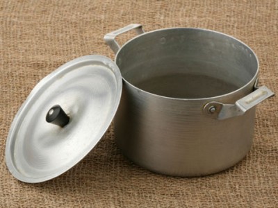 6-toxic-chemicals-in-ordinary-products-03-aluminum-cookware-sl.jpg